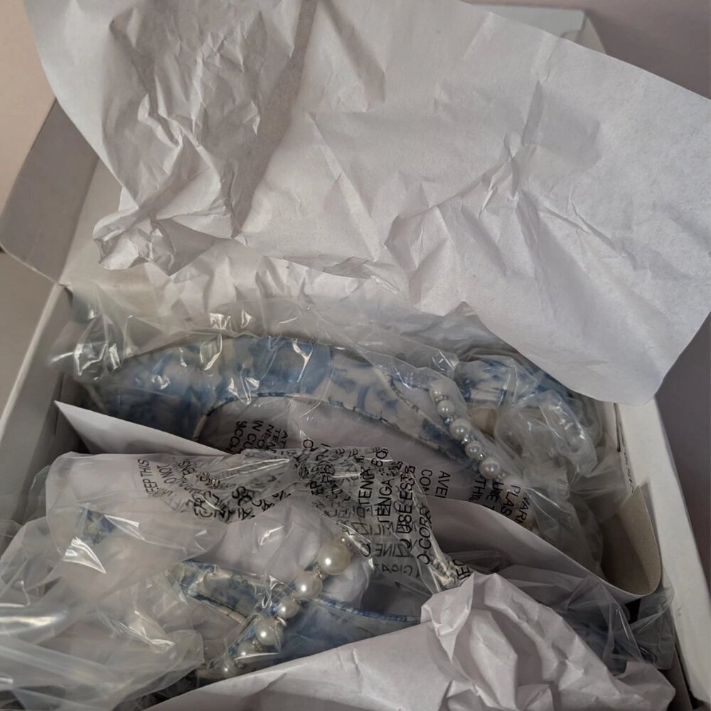 NEW Betsey Johnson Kids Floral Pump Size 5 Blue White Toile Pearl Strap Heel - Picture 2 of 9